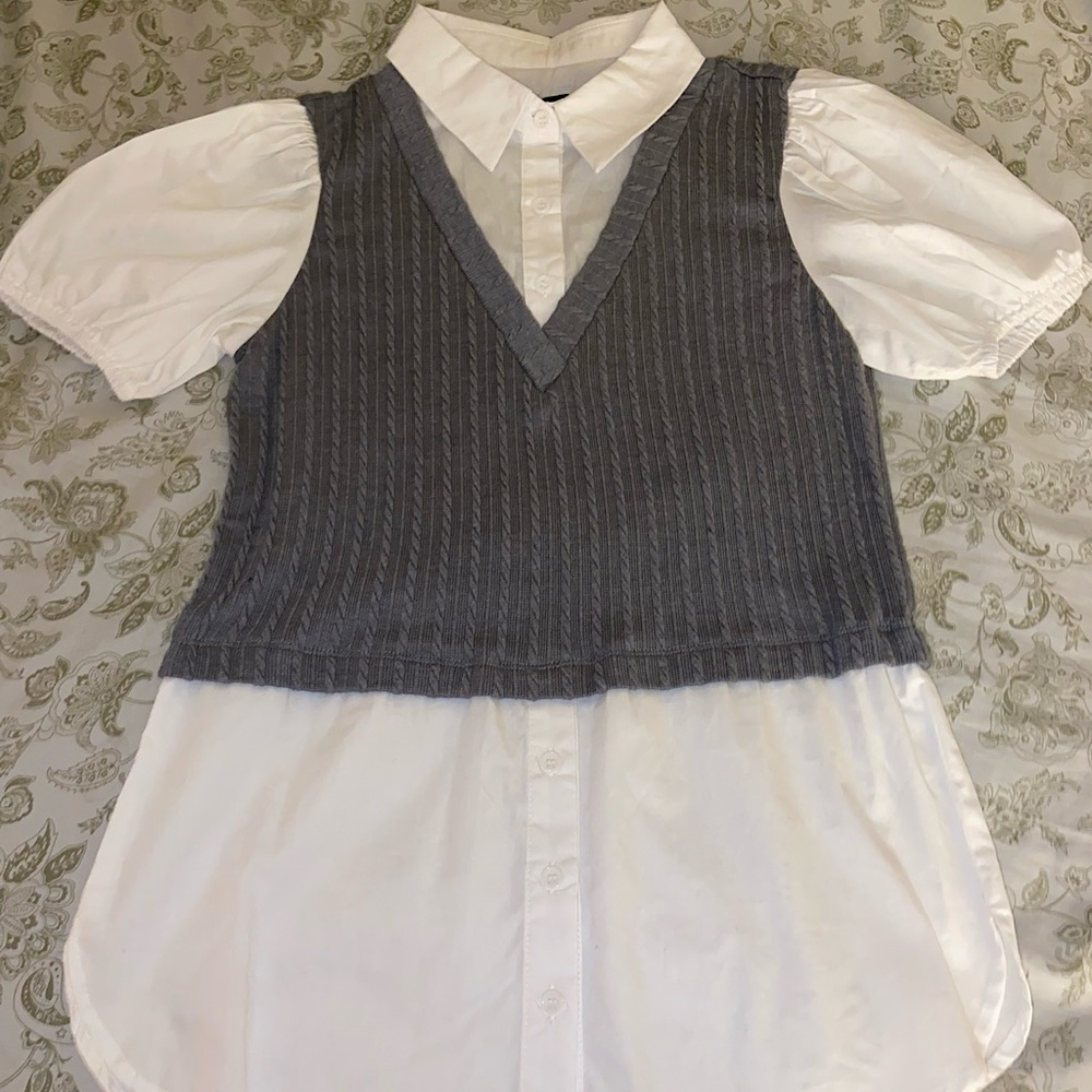 White and grey, size small, petite blouse in perfect condition